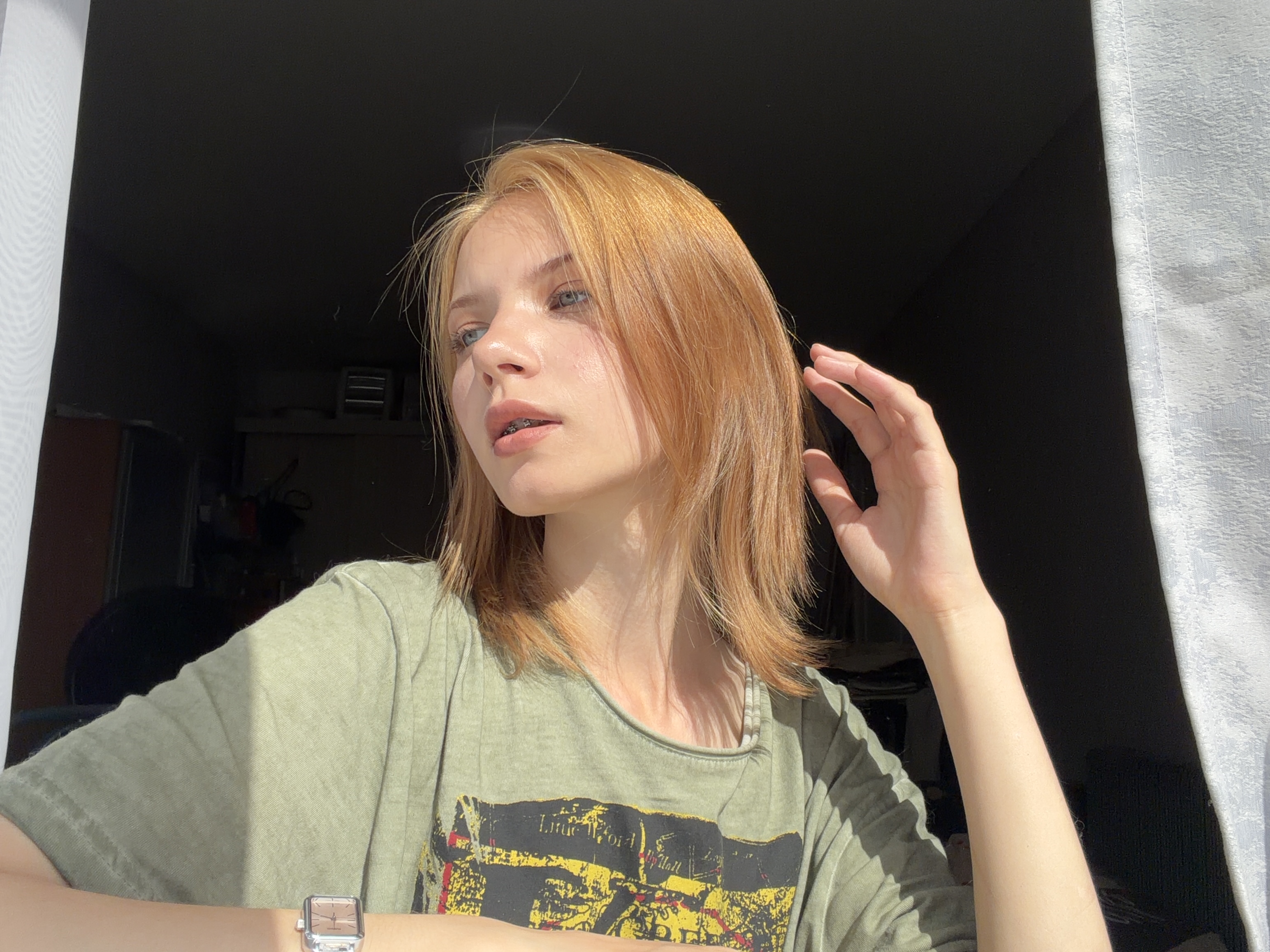 Retrato de Russash junto a una ventana